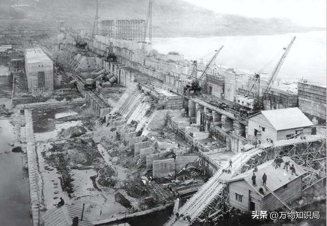 李鹏总理年轻时有多帅？1959年在吉林的留影，他31岁，英俊潇洒