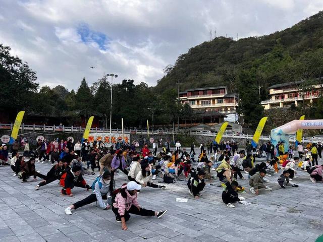 “迎文化旅游大会·赴天坑之约”徒步广西（百色乐业站）活动圆满收官