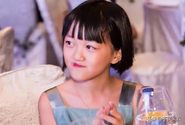 李亚鹏离婚48小时后，王菲担心的事还是发生了，李嫣也被无辜连累