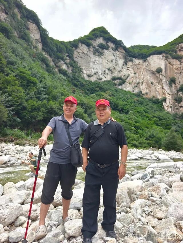 扎根污泥绽清姿：棣花古镇千亩荷花池遐思（作者：卫文龙）