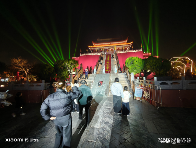 15分钟617人登顶龙亭大殿，传统观光景区迈向沉浸夜游的关键一步