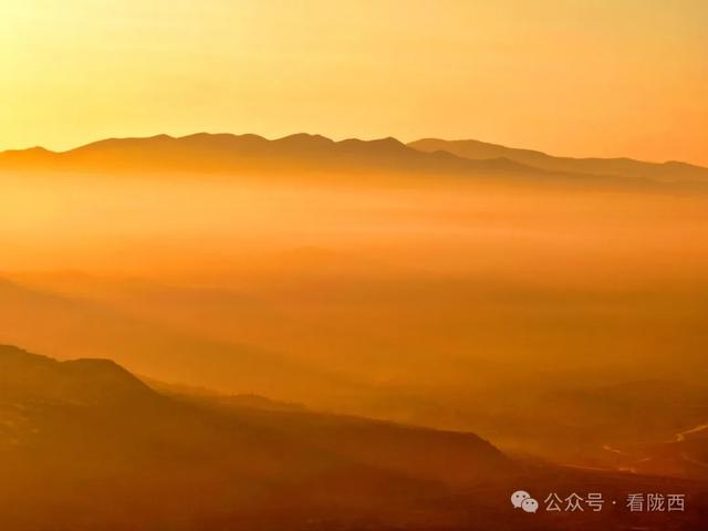 【图观陇西·新视角】陇西：晨雾披金 古城醒在暖光里