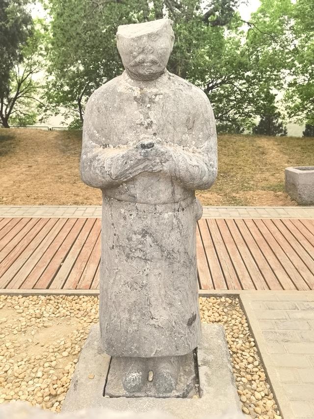 乾陵，一陵俩皇帝，国内唯一，大型石刻超百件，被称为石刻艺术馆