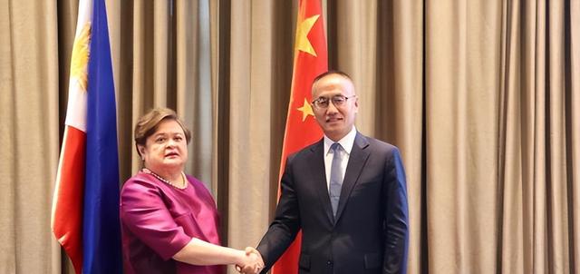 南海拖船进场，菲律宾突然高喊“一个中国”，低姿态请求给条生路