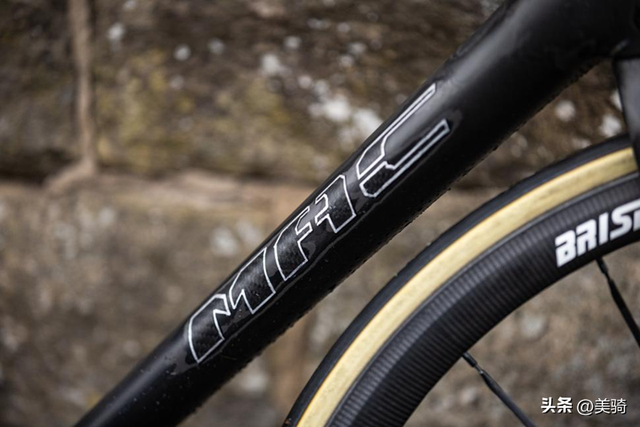 众多中国自行车与零件：英国爬坡锦标赛上有趣的器材