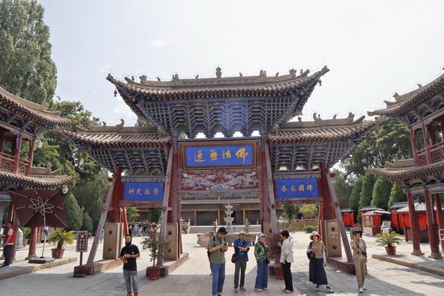 西夏皇家寺庙，35米绝美卧佛，国内仅存900年保留完好