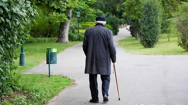 老人走路别贪多，60到70岁老人，走多少合适？医生建议来了