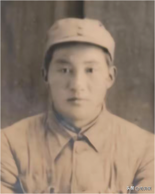 1973年，一名解放军首长的全家福，七个女儿皮肤白皙，颜值很高！