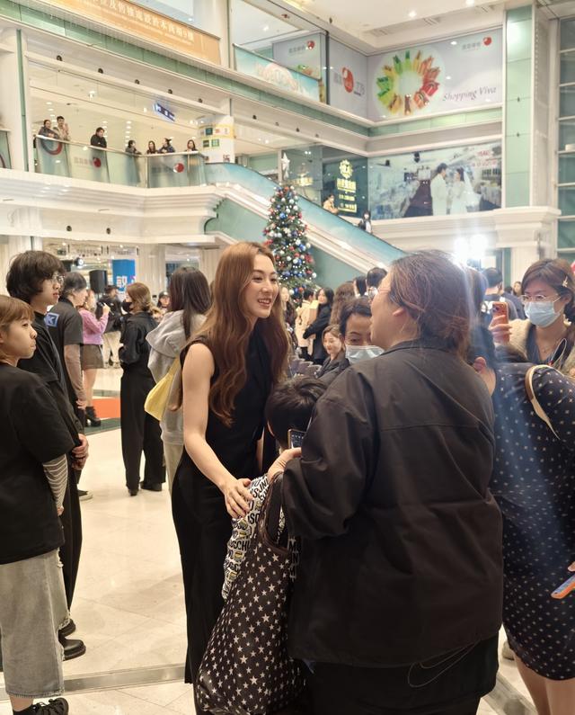 《新闻女王2》活动，张家妍缺席飞爷如此年轻，家嫂刘艳太漂亮了