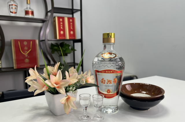 洋河打响“光瓶酒”第1枪后，两无名酒意外走红，好喝不贵引疯抢
