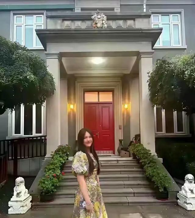 李湘在平台晒自家北京小院。大到让网友以为是景区，真的太有钱了
