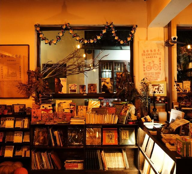 俄罗斯姑娘来中国旅游，回国发文称：中国的晚上太精彩了，别出门