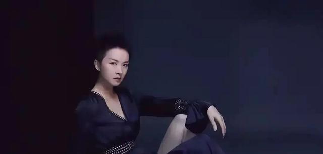 吃里扒外！13年前定居美国，回国捞金遭“驱逐”的她，52岁成笑话