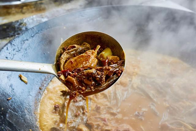 皇藏峪蘑菇鸡，宿州旅游不得不吃的特色招牌菜，感受“皖”美风味