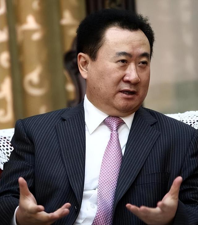 这下麻烦大了！短短3个月，许家印再迎5大噩耗，王健林的话应验了