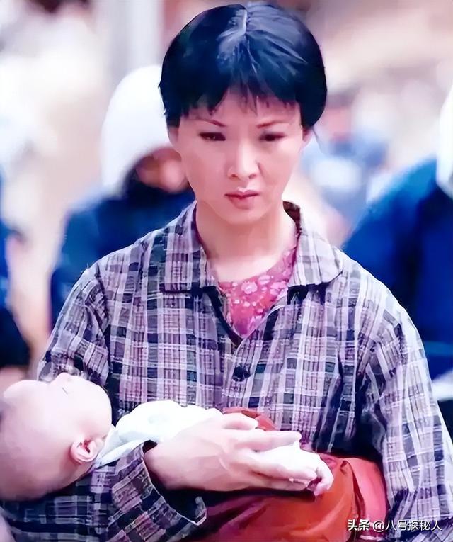 吃里扒外！13年前定居美国，回国捞金遭“驱逐”的她，52岁成笑话