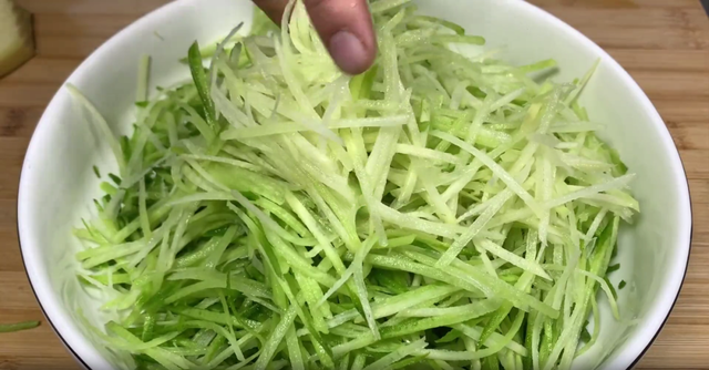 冬天遇见它使劲吃	，生吃利水消肿，熟吃化痰止咳，错过可惜了