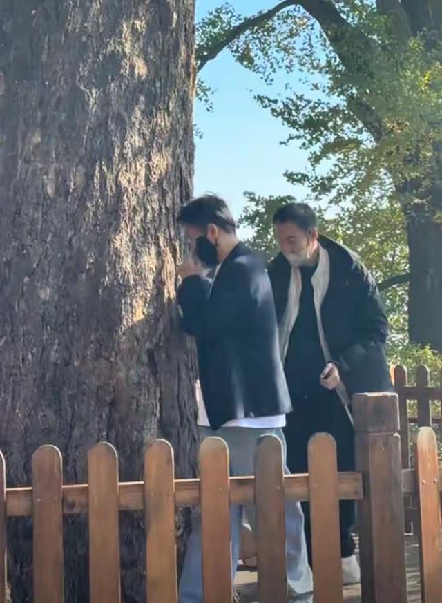 辛柏青吃饭被偶遇，李乃文给他夹菜，瘦了老的不成样，破碎感太强
