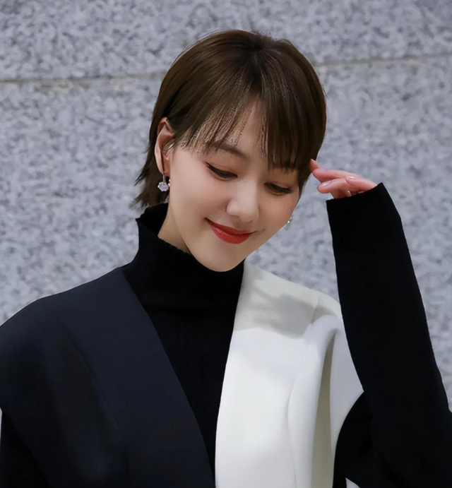 讨好大佬	，陪睡上位，遭央视“开除”，她身上的标签哪个才是真的