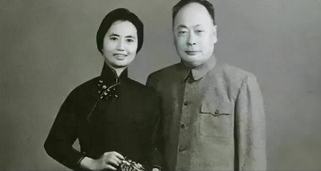 陈毅夫人张茜颜值高有才华，41岁与周总理合影，遗憾52岁英年早逝