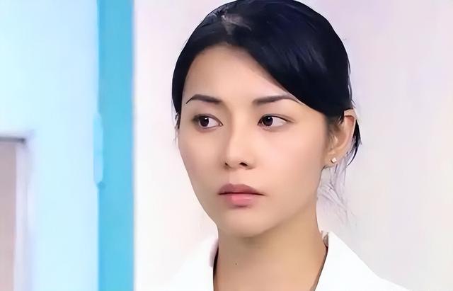 21岁拍三级，30岁被出轨	，38岁嫁大佬，如今50岁没孩子被宠成宝