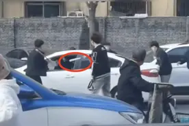 失控了！山西多人持械砸车，现场有人被撞倒地！公安评论区关闭图片