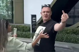 炸裂！中国美女在国外暴打2米高辱华老外，网友：老外说谢谢了吗图片