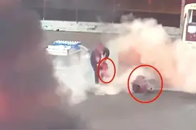 轿车加油时突然漏油，车辆瞬间起火！加油站上演“教科书式灭火”；这个潜在危险要当心！图片