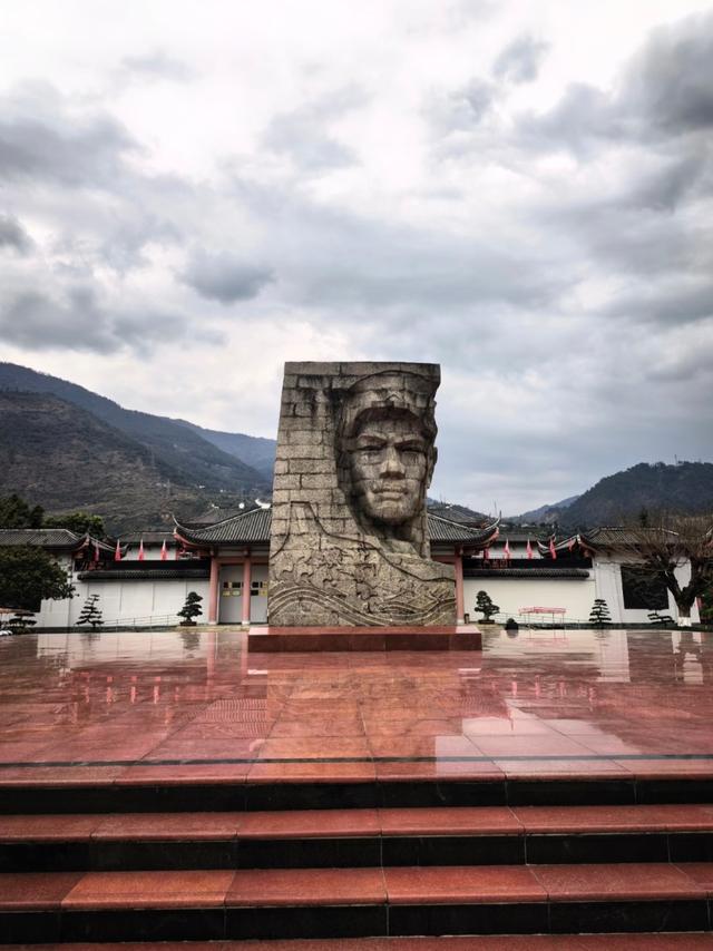 四川的这座小城简直太美了，我游了5大美景，来了根本不想回家。