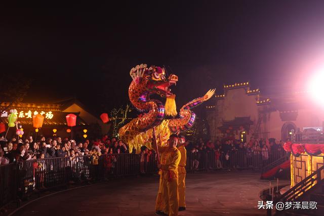 湖北：祥云湾庆典燃爆文旅圈 三喜临门夜 千人天灯点亮浪漫星河‌