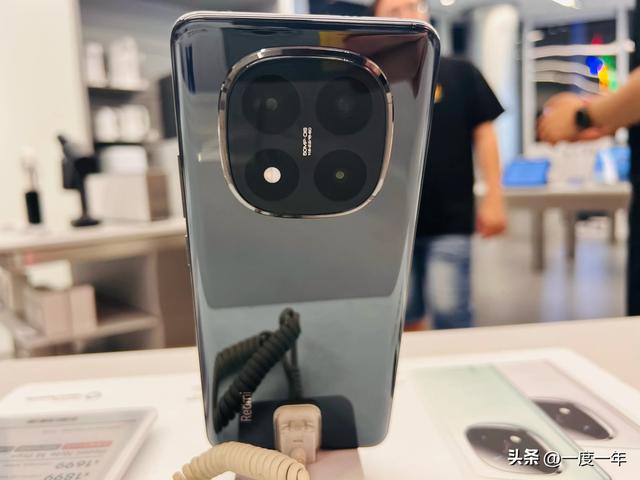 Redmi Note 15系列：曲面屏绝唱与越级配置曝光