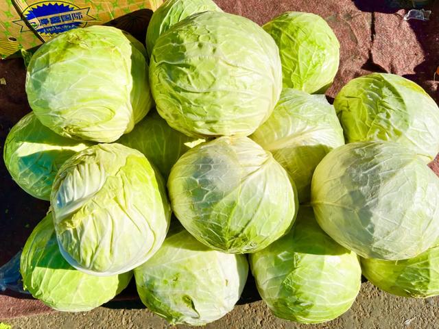 秋色满筐 早市上的色彩交响