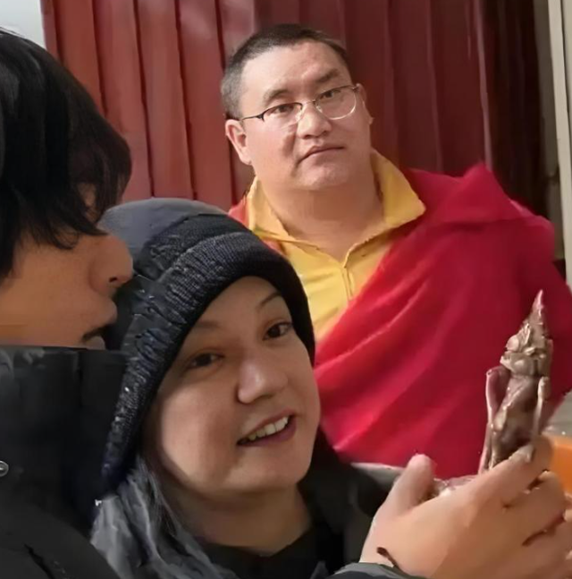 落毛的凤凰不如鸡？前途尽毁	、家也散了，但好在赵薇还有一个靠山