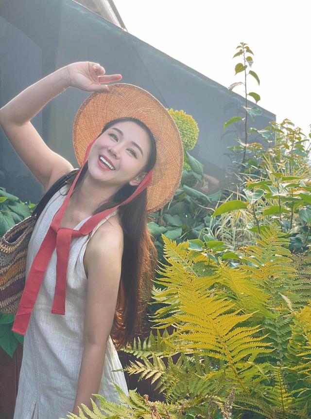 40岁李小萌太丰满，穿吊带裙都兜不住好身材，难怪直男都喜欢她