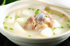 炖骨头汤时，牢记“2不放”诀窍，汤白肉香不油腻，营养全保留！图片