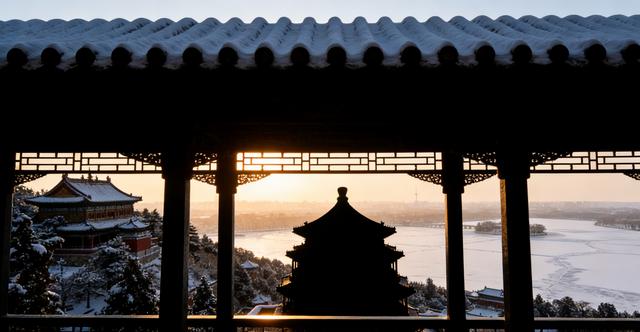 围绕“雪后的颐和园美成一幅流动的中式水墨画