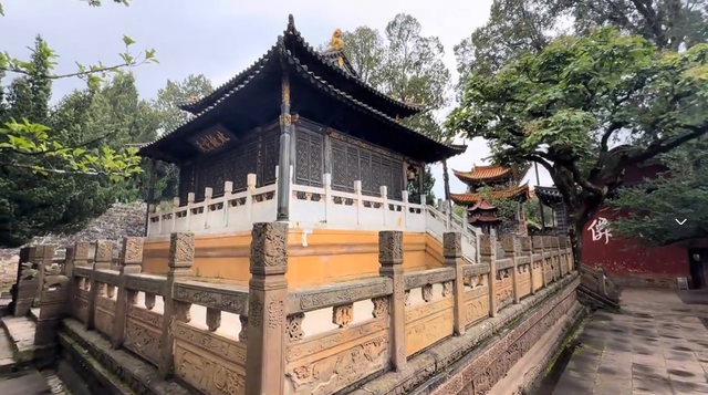 昆明大气的著名景区，虽是寺庙却不供佛，特色鲜明却从不收费