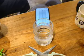 一杯水一把剪刀是什么玄学图片