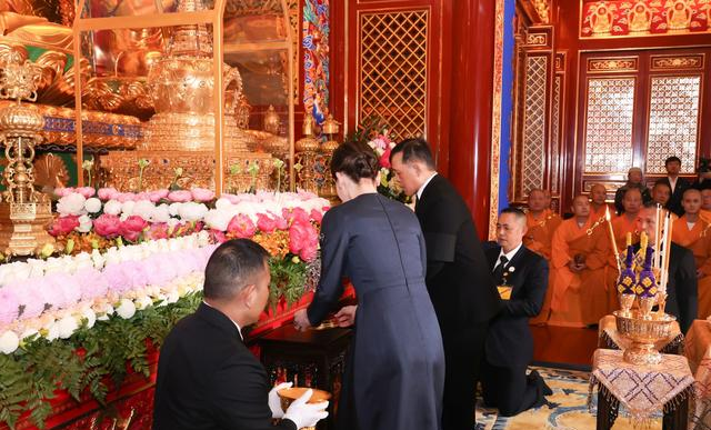 泰王夫妇在北京参观灵光寺！苏提达王后穿古韵连衣裙，踩高跟跪拜