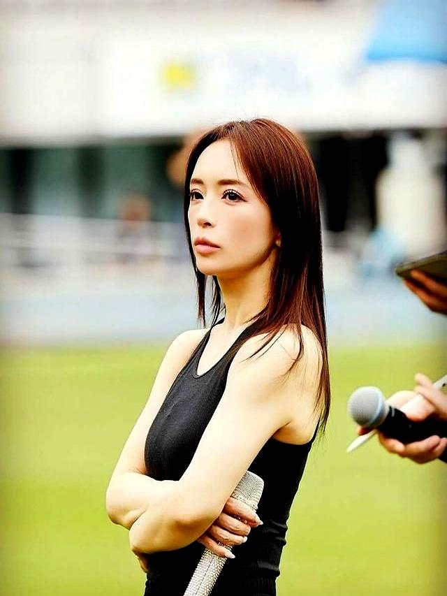 滨崎步最新彩排照曝光，身材纤细肌肉紧致，美得越来越像杨幂？