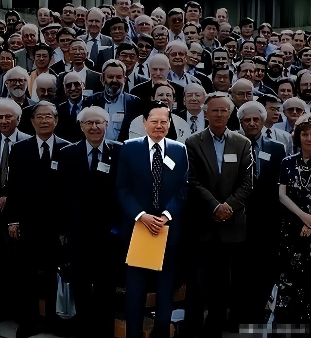 杨振宁去世才2天，令人恶心的一幕出现了，杨振宁助理曾辟谣
