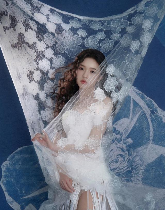 象牙白连衣裙配贝母装饰，侧面开衩设计，温婉中透着致命诱惑