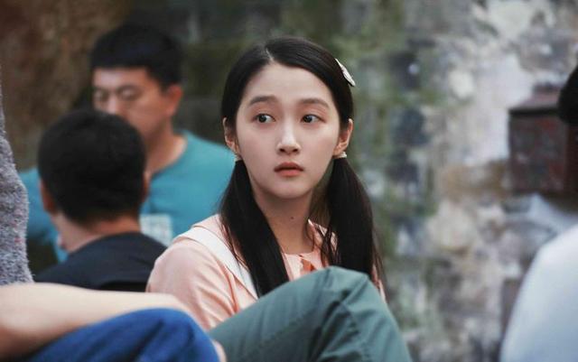 与鹿晗分手传闻七个月后，关晓彤成功破局，高调官宣喜讯全网恭喜