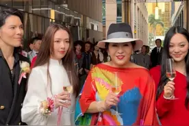 向太家新店开幕，郭碧婷白裙长发颜值回春，李连杰带女儿现身支持图片