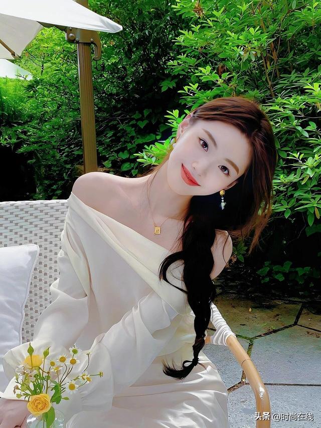 云南一校花，五官立体，皮肤白到发光，身材也很顶级，太美啦！