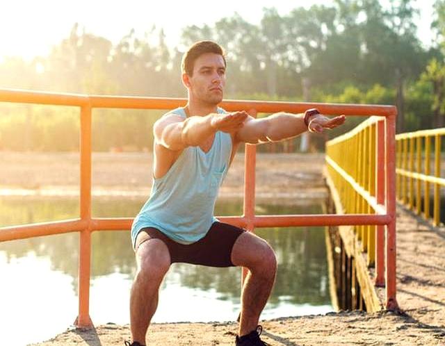 男人过了40岁，更应该练深蹲！坚持1个月，5个改变，试试就知道