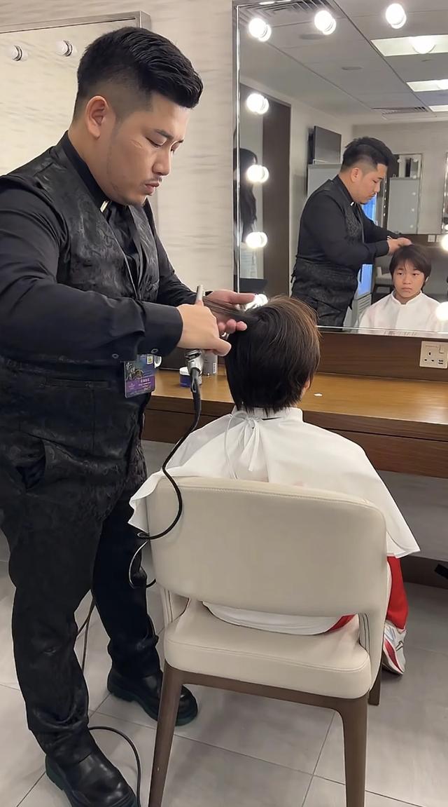 全红婵真实身材曝光，路人在酒席上用手机拍的并不胖，像个大女孩