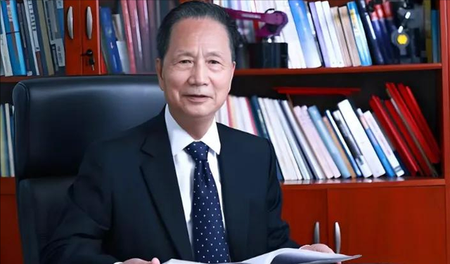 特朗普慌了：签下万亿美元豪赌计划！与此同时中国神秘人物藏不住