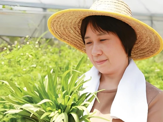 李鹏总理儿媳罕见留影	，五官端正长相大气，爷爷功勋卓著比肩元帅