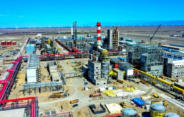 月薪8000留不住人，牧民靠万亩草场维生，新疆的上限下限超乎想象